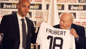 Julien Faubert cuando fue presentado por el Real Madrid por el extinto Alfredo Di Stéfano.