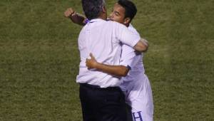 Dani Turcios y Reinaldo Rueda se dan un fuerte en un partido de la selección de Honduras.