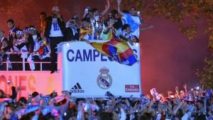 Real Madrid tras ganar la décima copa de la Champions League, se dirigió a la Plaza de Cibeles para cumplir con la tradición y celebrar el título que más ha perseguido el club merengue en los últimos años. Foto AFP