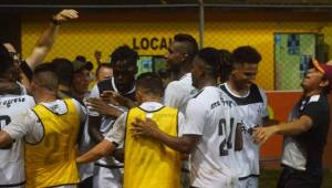 Los jugadores del Honduras Progreso celebraron al final del triunfo por la mínima diferencia ante los Lobos de la UPNFM.