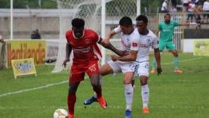 Kemsie Abbott controla el esférico ante Jonathan Paz durante el juego ante Olimpia en Apertura 2019.