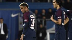 Paris Saint-Germain's Uruguayan forward Edinson Cavani (R) and Paris Saint-Germain's Brazilian forward Neymar react during the French Ligue 1 football match between Paris Saint-Germain (PSG) and Lyon (OL) on September 17, 2017 at the Parc des Princes stadium in Paris. / AFP PHOTO / CHRISTOPHE SIMON