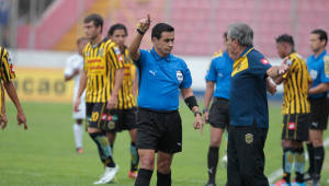Mario Zanabria es expulsado justamente por reclamar la falta contra Mario Martínez.