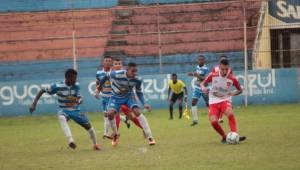 Futbolista de Arsenal controla el esférico ante la mirada de los jugadores de Victoria en uno de sus enfrentamientos en el Clausura 2019 en el Estadio Ceibeño.