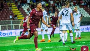 Rigoberto Rivas celebrando su anotación ante Ternana este domingo en la Serie B.