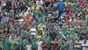 Fiesta total la que se vive en el recinto sampedrano entre aficionados azules y verdes.