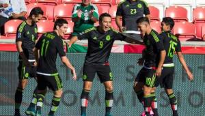 Jugadores de México celebran el primero de los dos goles ante Canadá en la semifinal del Preolímpico.