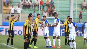 Enfrentamiento entre Real España y Olimpia en la Liga Nacional de Honduras.