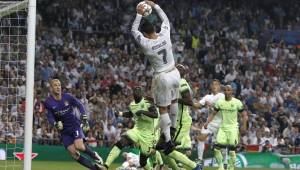 Cristiano Ronaldo sabía que estaba adelantado y de forma premeditada tocó el balón con sus dos manos.
