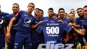 El veterano defensor hondureño Júnior Gustavo Izaguirre recibió la elástica que representaba su partido 500 en Liga, pero no participó, por lo que se quedó con 499.Foto DIez