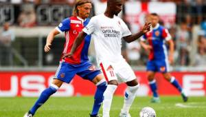 Sion disputando uno de los juegos más apasionantes del fútbol suizo ante el FC Basel.