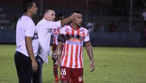 El entrenador Fernando Araújo dando indicaciones a Óscar Salas. Foto: Samuel Zelaya