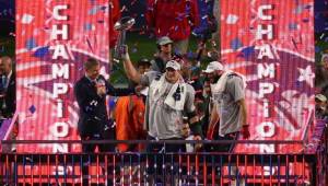 Rob Gronkowski # 87 de los Patriotas de Nueva Inglaterra celebra mientras que soporta el Trofeo Vince Lombardi después de derrotar a los Halcones Marinos de Seattle durante el Super Bowl XLIX en University of Phoenix Stadium FOTO AFP