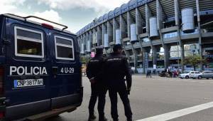 Una panorámica del resguardo policial frente al estadio Santiago Bernabéu. Fotos AFP.