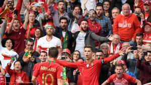 Portugal's forward Cristiano Ronaldo (R) celebrates after scoring a goal during the UEFA Nations League semi-final football match between Portugal and Switzerland at the Dragao stadium in Porto on June 5, 2019. (Photo by MIGUEL RIOPA / AFP)