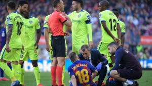 Jordi Alba mientras recibía atención del cuerpo médico de Barcelona en el encuentro ante Getafe.