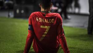 Portugal's forward Cristiano Ronaldo sits on the pitch during the Euro 2020 qualifying group B football match between Portugal and Serbia at the Luz stadium in Lisbon on March 25, 2019. (Photo by PATRICIA DE MELO MOREIRA / AFP)