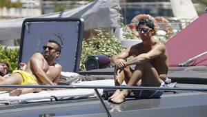 Cristiano disfruta del sol en las playas de Ibiza junto a sus amigos.
