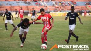 Marcelo Canales enfrenta la marca de jugador de Honduras Progreso durante el encuentro por la jornada 13 del torneo Clausura. Foto: Edgar Witty