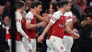 Arsenal's French defender Laurent Koscielny (C) celebrates with teammates after scoring their second goal during the English Premier League football match between Arsenal and Cheslea at the Emirates Stadium in London on January 19, 2019. (Photo by Ben STANSALL / AFP) / RESTRICTED TO EDITORIAL USE. No use with unauthorized audio, video, data, fixture lists, club/league logos or 'live' services. Online in-match use limited to 120 images. An additional 40 images may be used in extra time. No video emulation. Social media in-match use limited to 120 images. An additional 40 images may be used in extra time. No use in betting publications, games or single club/league/player publications. /