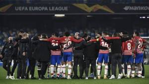 Granada's players and staff unite at the end of the UEFA Europa League round of 32, 2nd leg football match Napoli vs Granada on February 25, 2021 at the Diego-Maradona stadium in Naples. (Photo by Filippo MONTEFORTE / AFP)