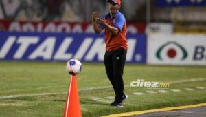 Pedro Troglio dirigiendo en el Torneo Apertura 2021 de la Liga Nacional de Honduras.
