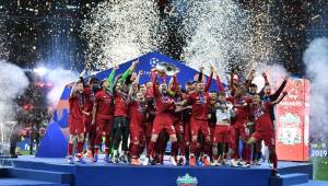 Liverpool's English midfielder Jordan Henderson raises the trophy after winning the UEFA Champions League final football match between Liverpool and Tottenham Hotspur at the Wanda Metropolitano Stadium in Madrid on June 1, 2019. (Photo by Ben STANSALL / AFP)