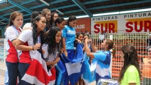 Atletas de Costa Rica y Honduras reciben su medalla tras compentencia de natación.