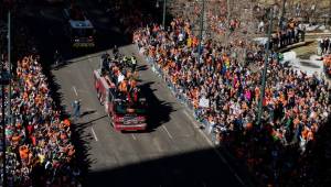 Los seguidores abarrotaron las calles, balcones y terrazas de Denver, mientras los jugadores desfilaron a bordo de camiones de bomberos. Así celebraron los Broncos su título de Super Bowl, donde derrotaron a los Panthers de Carolina.
