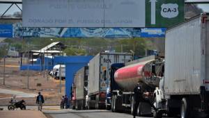 Trucks remain in line as they wait to enter Nicaragua at the crossing point in Guasaule, Honduras on May 13, 2020. - Honduran authorities have reinforced security measures in the border with Nicaragua to prevent the crossing of Nicaraguan citizens possibly infected with COVID-19. (Photo by ORLANDO SIERRA / AFP)