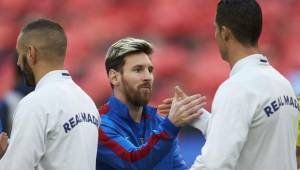 Messi y Cristiano Ronaldo no brillaron esta vez en el campo, los dos estuvieron opacados en el Camp Nou. Al final el partido terminó empatado 1-1. Foto AFP.