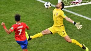 Serbia's goalkeeper Vladimir Stojkovic (R) attempts to save a shot by Costa Rica's forward Christian Bolanos during the Russia 2018 World Cup Group E football match between Costa Rica and Serbia at the Samara Arena in Samara on June 17, 2018. / AFP PHOTO / Fabrice COFFRINI / RESTRICTED TO EDITORIAL USE - NO MOBILE PUSH ALERTS/DOWNLOADS