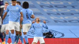 Manchester City's Brazilian striker Gabriel Jesus (R) celebrates scoring his team's second goal during the UEFA Champions League football Group C match between Manchester City and Olympiakos at the Etihad Stadium in Manchester, north west England on November 3, 2020. (Photo by Paul ELLIS / AFP)
