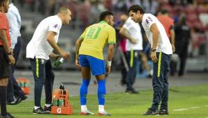 Neymar recibe atención médica tras salir lesionado en el duelo ante Nigeria. Foto: AFP
