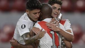 Argentina's River Plate Uruguayan Nicolas De La Cruz celebrates with teammates Colombian Jorge Carrascal (L) and Julian Alvarez after scoring against Brazil's Athletico Paranaense during the closed-door Copa Libertadores round before the quarterfinals football match, at the Libertadores de America stadium in Avellaneda, Buenos Aires, on December 1, 2020. (Photo by Juan Mabromata / various sources / AFP)