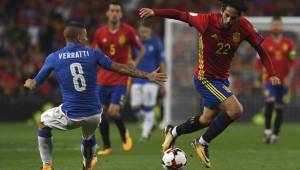 Spain's midfielder Isco (R) vies with Italy's midfielder Marco Verratti during the World Cup 2018 qualifier football match Spain vs Italy at the Santiago Bernabeu stadium in Madrid on September 2, 2017. / AFP PHOTO / GABRIEL BOUYS