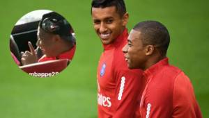 Paris Saint-Germain's Brazilian defender Marquinhos (L) smiles as he talks to Paris Saint-Germain's French forward Kylian Mbappe during a training session at the club's training centre in Saint-Germain-en-Laye, near Paris, on September 6, 2017. / AFP PHOTO / FRANCK FIFE