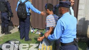 Los primeros detenidos en el estadio Carlos Miranda de Comayagua por querer ingresar con armas blancas. FOTOS: Ronal Aceituno.