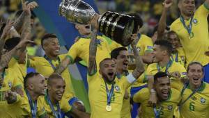 Brazil's Dani Alves (C) and teammates celebrates with the trophy after winning the Copa America after defeating Peru in the final match of the football tournament at Maracana Stadium in Rio de Janeiro, Brazil, on July 7, 2019. (Photo by Juan MABROMATA / AFP)