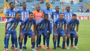 Plantilla del Victoria durante el duelo ante Olimpia en el Estadio Morazán de San Pedro Sula.