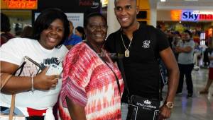 Brayan Beckeles posando en el aeropuerto de San Pedro Sula con familiares. Fotos Neptalí Romero