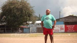 Raymundo Acosta remembró junto a DIEZ el pasaje de su hijo en la cancha de tierra de la colonia Sierra Pina en La Ceiba. Allí hizo sus pininos como futbolista. Es el único recuerdo en imagen que tiene antes del disparo. Foto: Edgar Witty