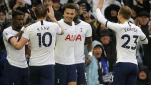 El Tottenham remontó el duelo gracias a los goles de Harry Kane y Dele Allí, el equipo de Londres ocupa el quinto puesto de la tabla de posiciones.