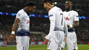 Tottenham Hotspur's South Korean striker Son Heung-Min (C) celebrates with Tottenham Hotspur's Ivorian defender Serge Aurier (L) and Tottenham Hotspur's French midfielder Moussa Sissoko (R) after scoring the opening goal of the UEFA Champions League round of 16 first leg football match between Tottenham Hotspur and Borussia Dortmund at Wembley Stadium in London on February 13, 2019. (Photo by Adrian DENNIS / AFP)