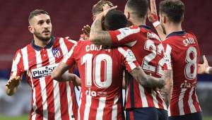 Atletico Madrid's players celebrate at the end of the Spanish League football match between Atletico Madrid and Getafe at the Wanda Metropolitano stadium in Madrid on December 30, 2020. (Photo by OSCAR DEL POZO / AFP)