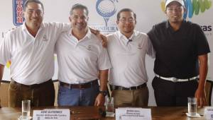 Mario Flores, Alcalde de Tela, José Gutiérrez director de Indura, Manny Ortíz director de golf y Geoffrey Maldonado, golfista. FOTO Neptalí Romero