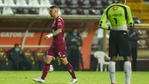 Esteban Espíndola se fue expulsado apenas en su segundo partido con Saprissa. Foto: Cortesía.