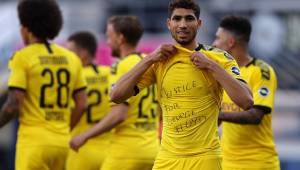 Jugadores del Dortmund celebraron haciendóle homenaje a George Floyd.