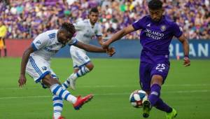 El futbolista hondureño, Danilo Acosta controla el esférico ante la marca de uno de sus rivales en la MLS.