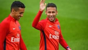 Paris Saint-Germain's Brazilian forward Neymar (R) gestures next to Paris Saint-Germain's Brazilian defender Marquinhos, during a training session at the club's training center in Saint-Germain-en-Laye on September 6, 2017. / AFP PHOTO / FRANCK FIFE